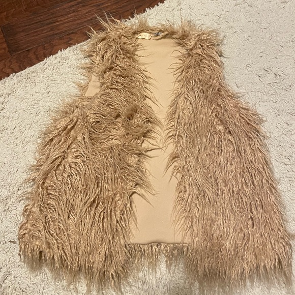 Altar’d State Faux Fur Vest - Picture 1 of 3
